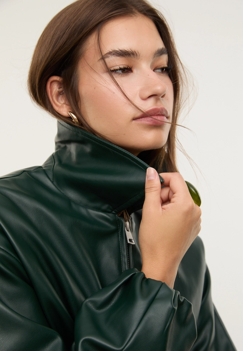 Стеганая куртка-бомбер из искусственной кожи