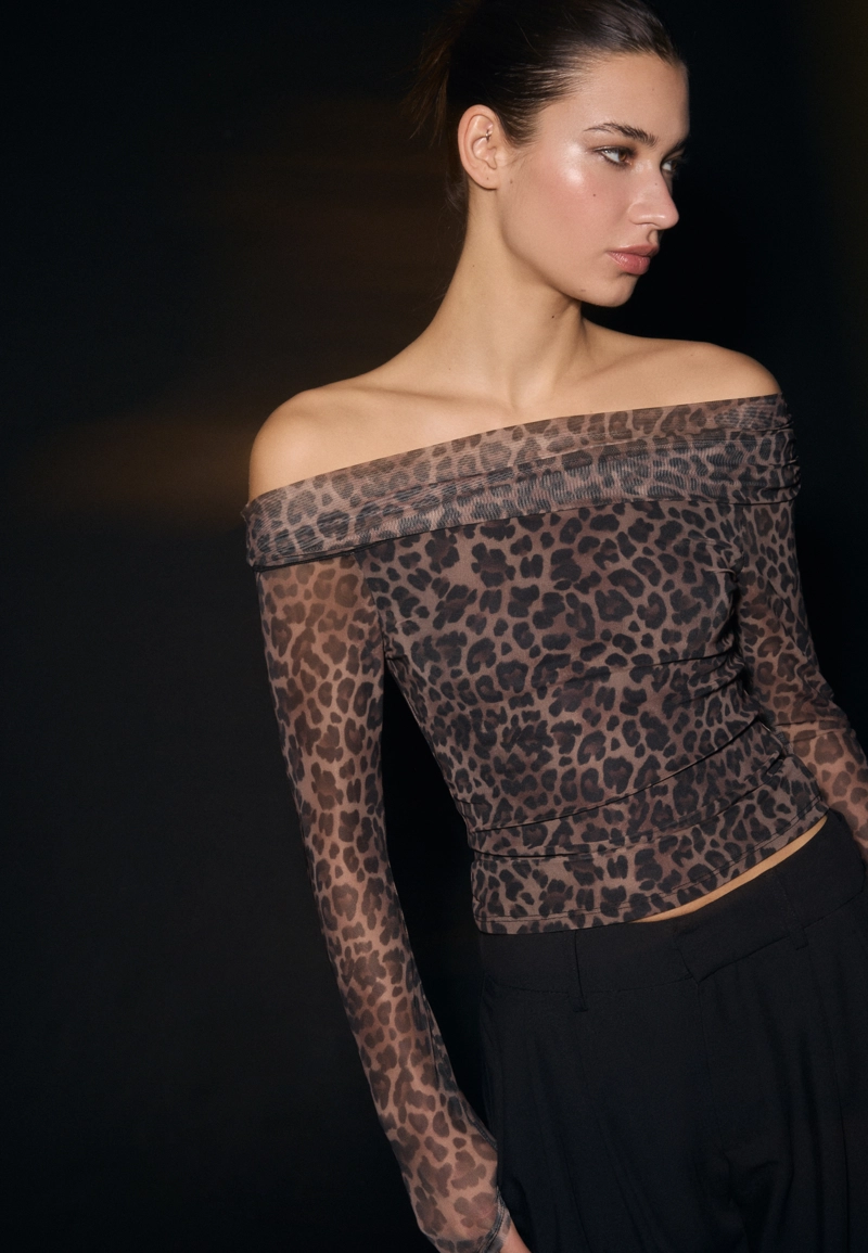 Асимметричная футболка из полупрозрачной ткани с принтом