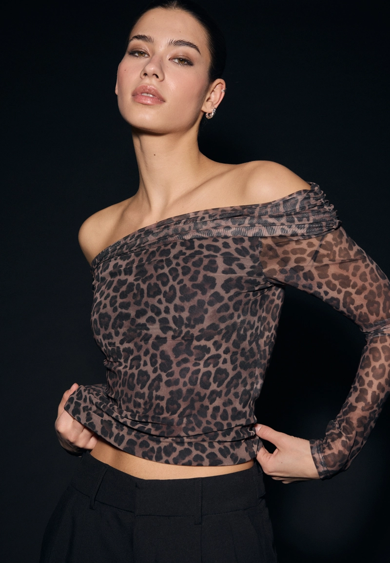 Асимметричная футболка из полупрозрачной ткани с принтом