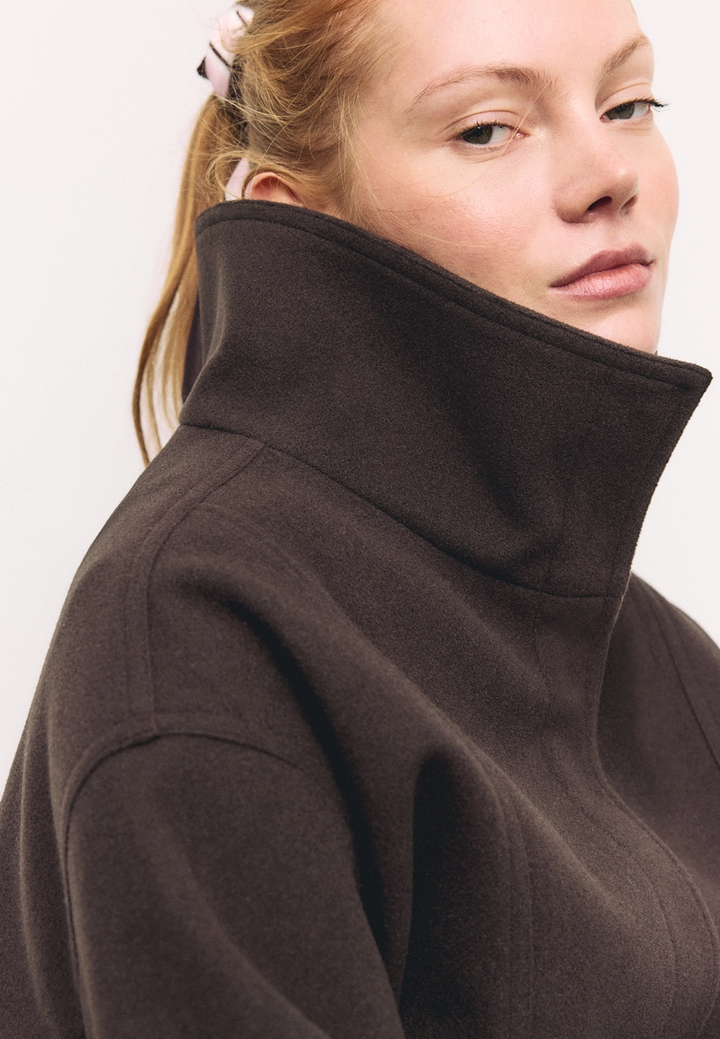 Объемная куртка-бомбер из мягкой ткани