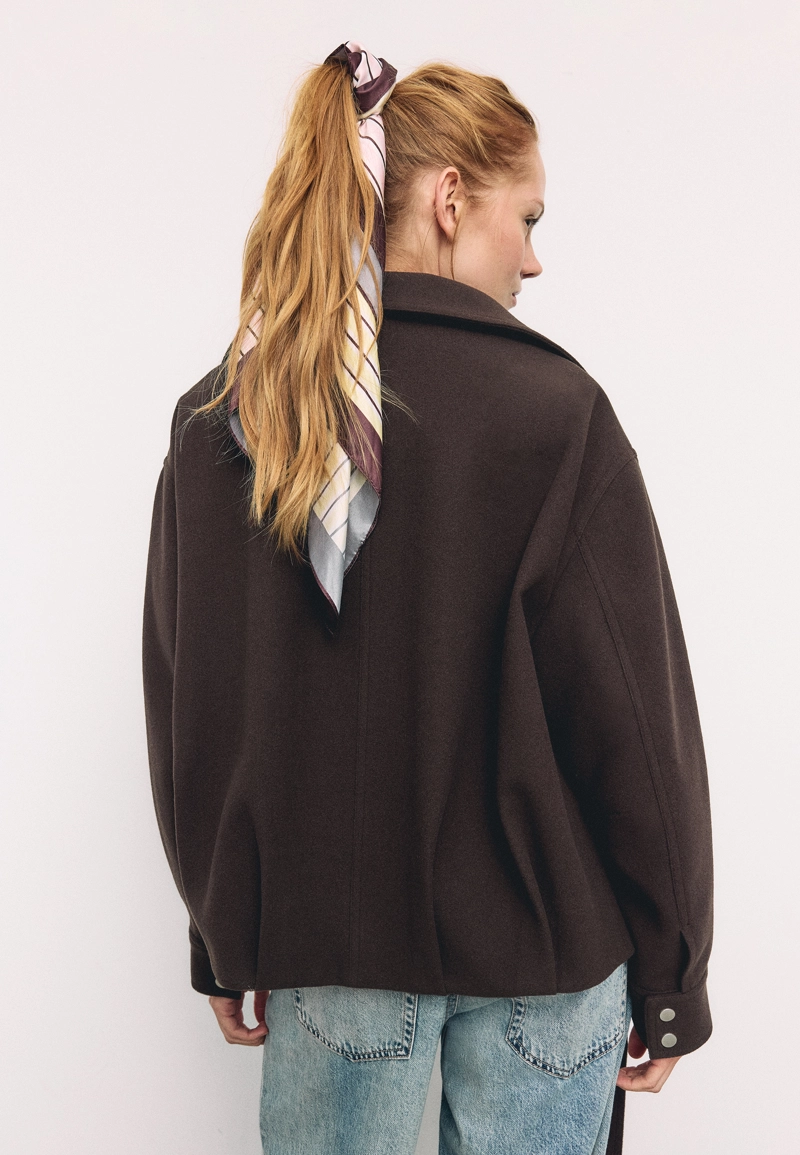 Объемная куртка-бомбер из мягкой ткани