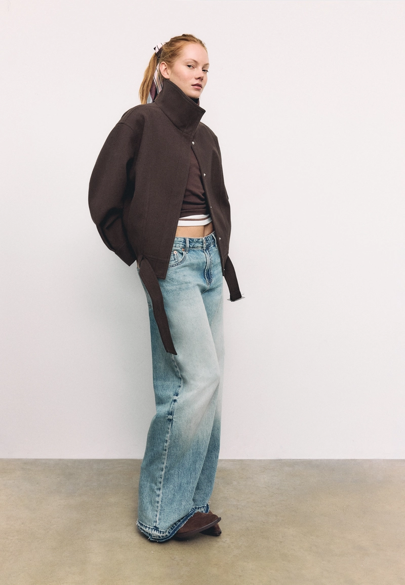 Объемная куртка-бомбер из мягкой ткани