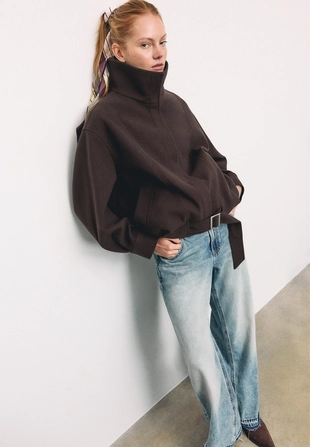 Объемная куртка-бомбер из мягкой ткани- Заказать в России