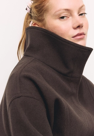 Объемная куртка-бомбер из мягкой ткани- Заказать в России