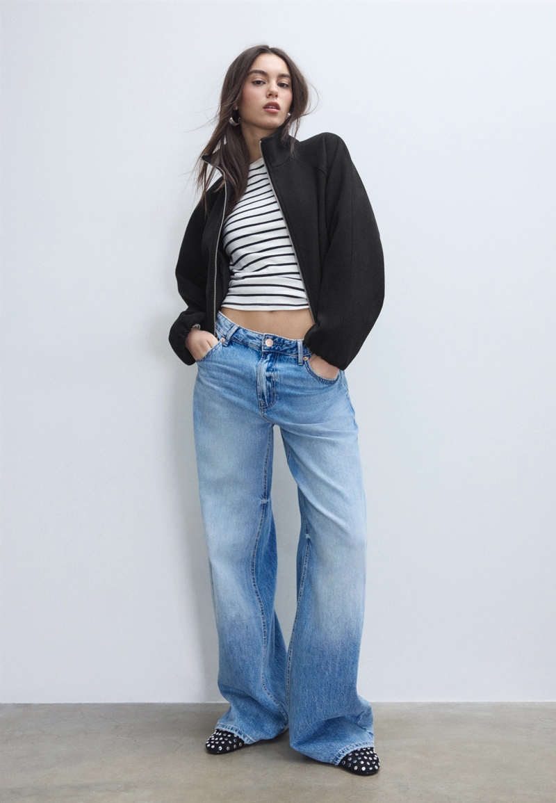 Бомбер объемного кроя из мягкой ткани