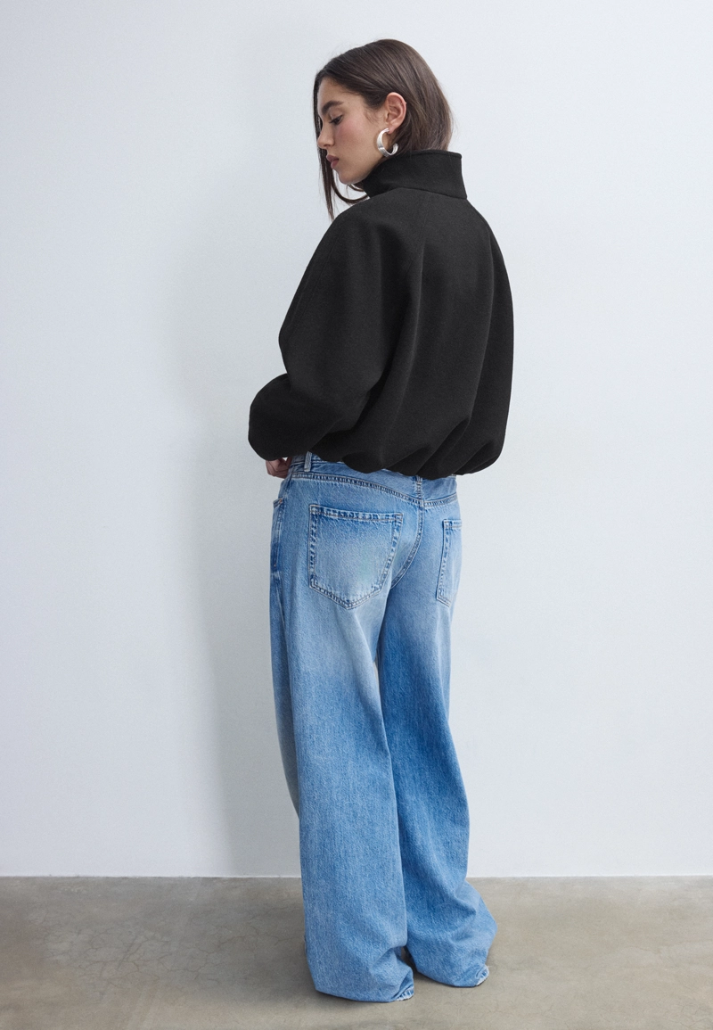 Бомбер объемного кроя из мягкой ткани