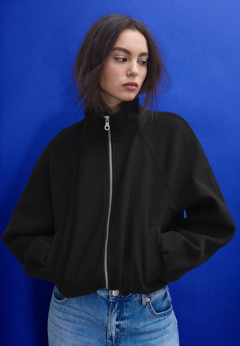 Бомбер объемного кроя из мягкой ткани