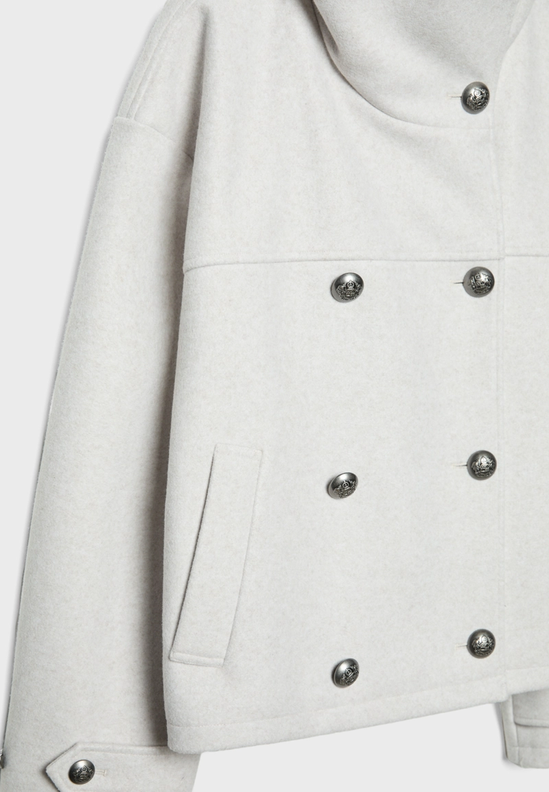 Куртка с высоким воротником и мягкой текстурой