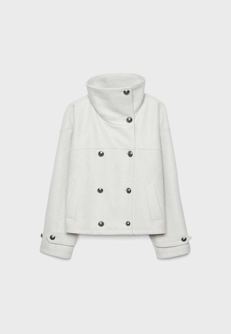 Куртка с высоким воротником и мягкой текстурой