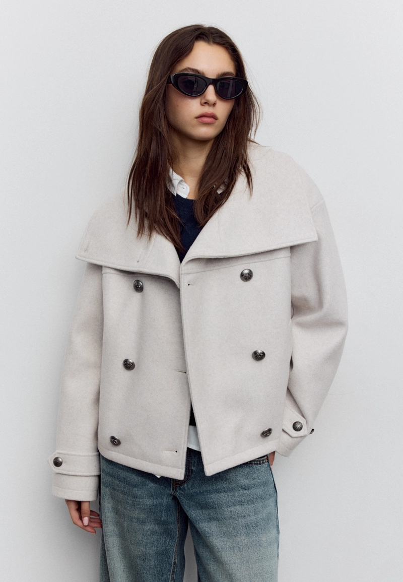 Куртка с высоким воротником и мягкой текстурой