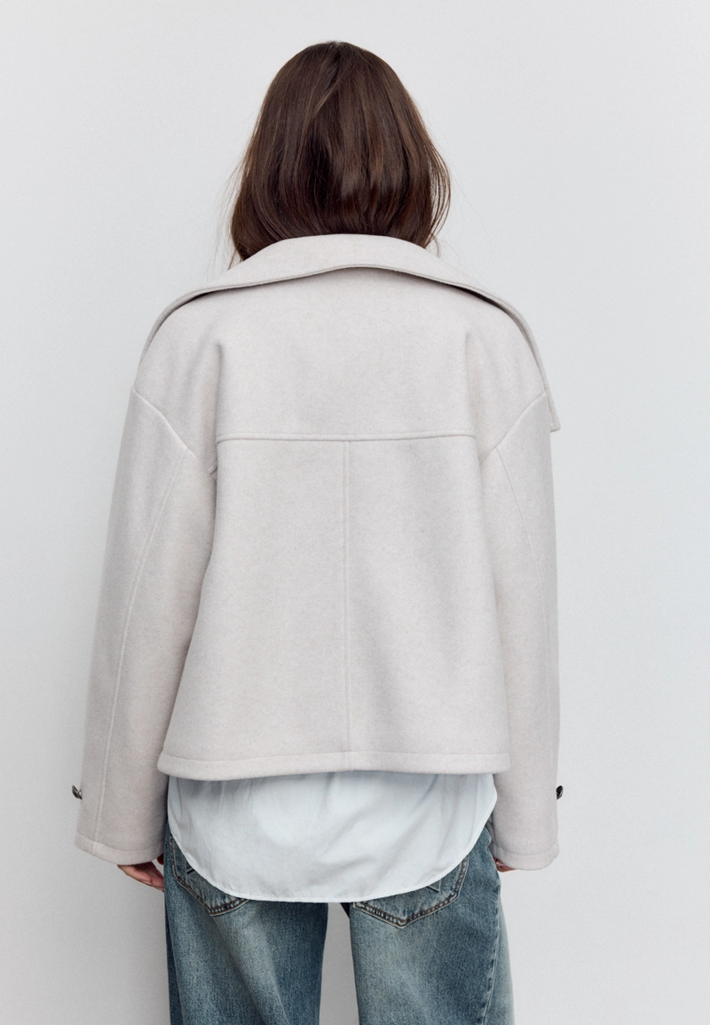 Куртка с высоким воротником и мягкой текстурой