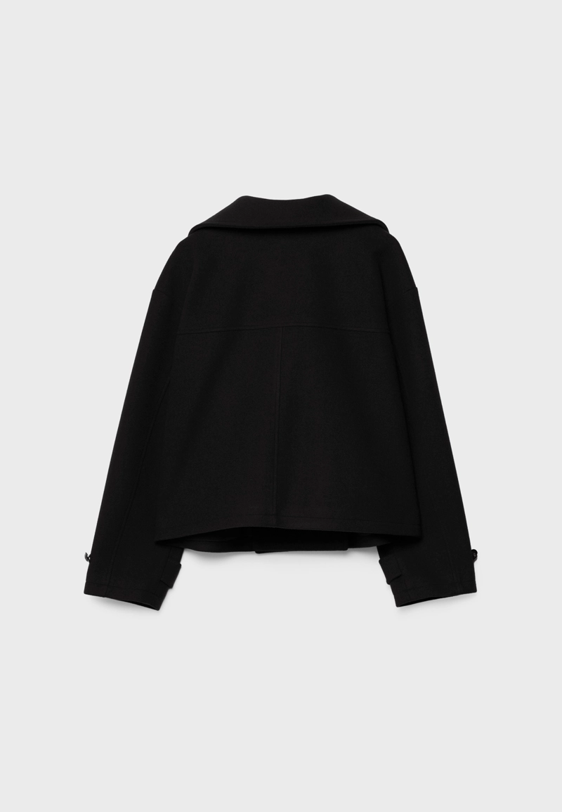 Куртка с высоким воротником и мягкой текстурой