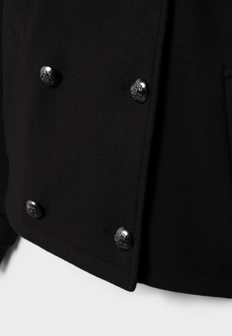 Куртка с высоким воротником и мягкой текстурой