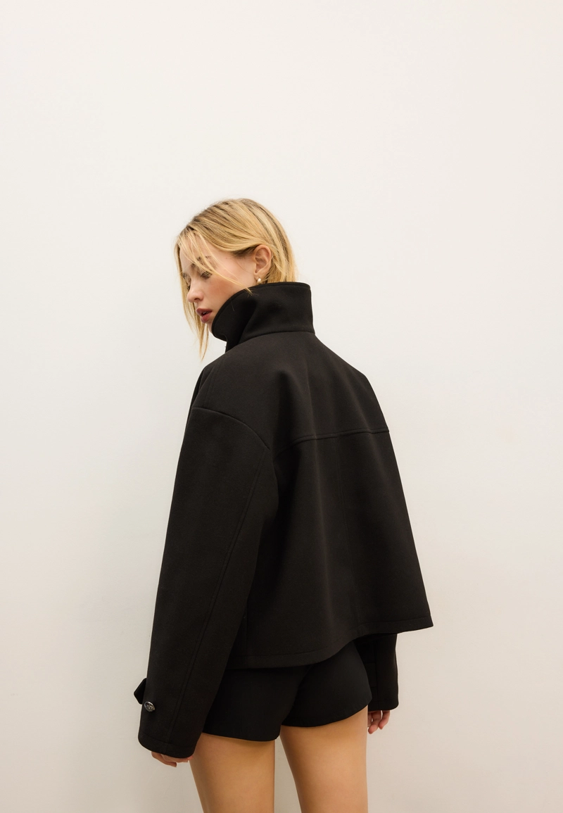 Куртка с высоким воротником и мягкой текстурой