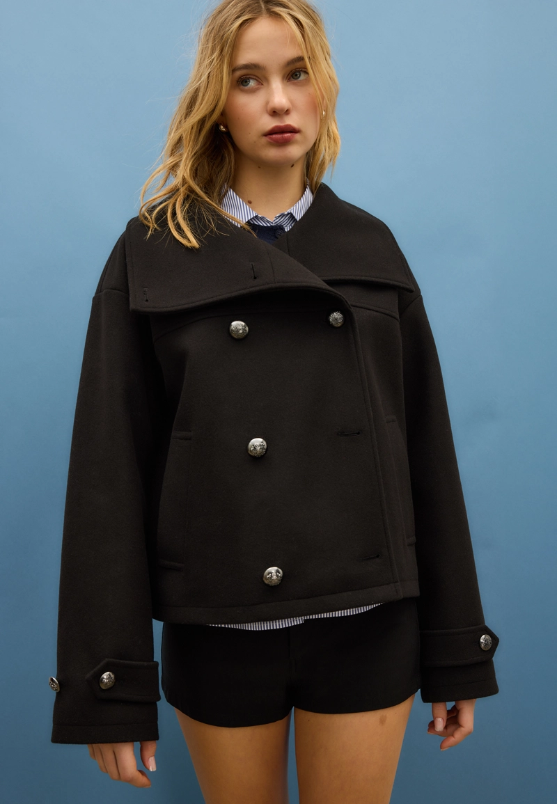 Куртка с высоким воротником и мягкой текстурой