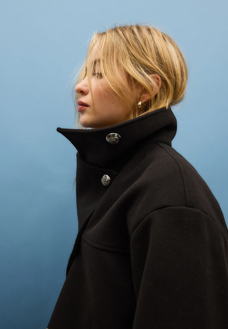 Куртка с высоким воротником и мягкой текстурой