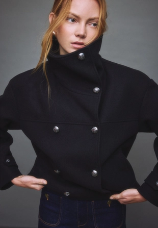 Куртка с высоким воротником и мягкой текстурой- Заказать в России