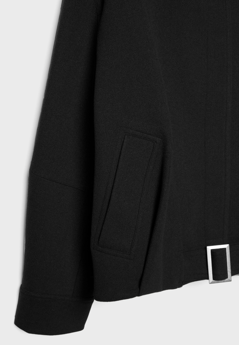 Объемная куртка-бомбер из мягкой ткани