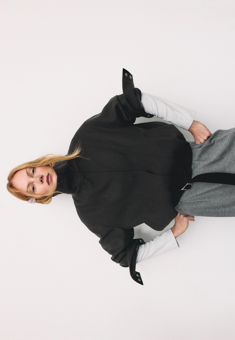 Объемная куртка-бомбер из мягкой ткани