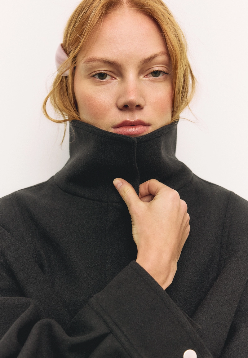 Объемная куртка-бомбер из мягкой ткани