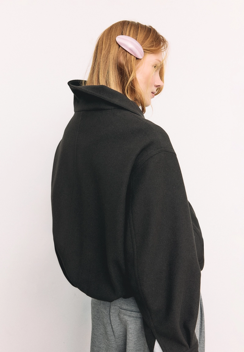 Объемная куртка-бомбер из мягкой ткани