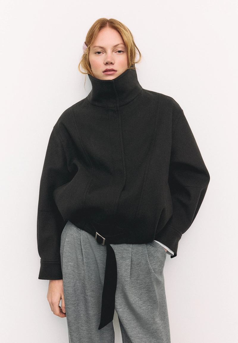 Объемная куртка-бомбер из мягкой ткани