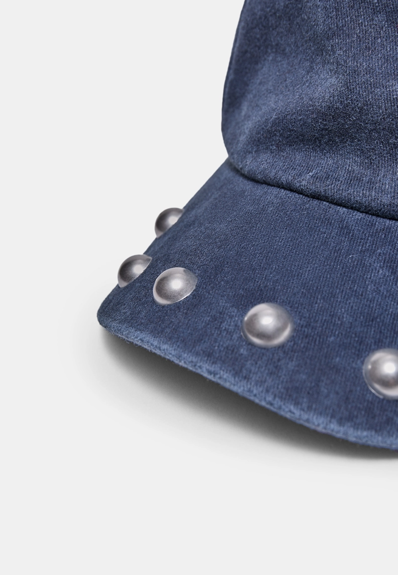 Кепка с эффектом потертости и заклепками
