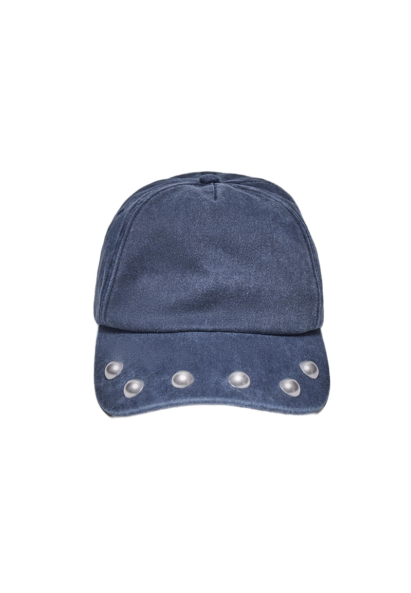 Кепка с эффектом потертости и заклепками