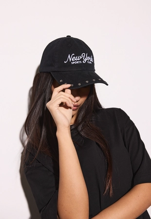 Кепка с эффектом потертости и заклепками- Заказать в России