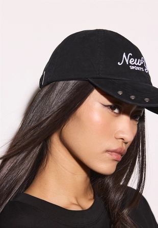 Кепка с эффектом потертости и заклепками- Заказать в России