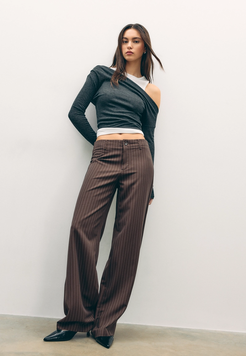Классические зауженные брюки в полоску