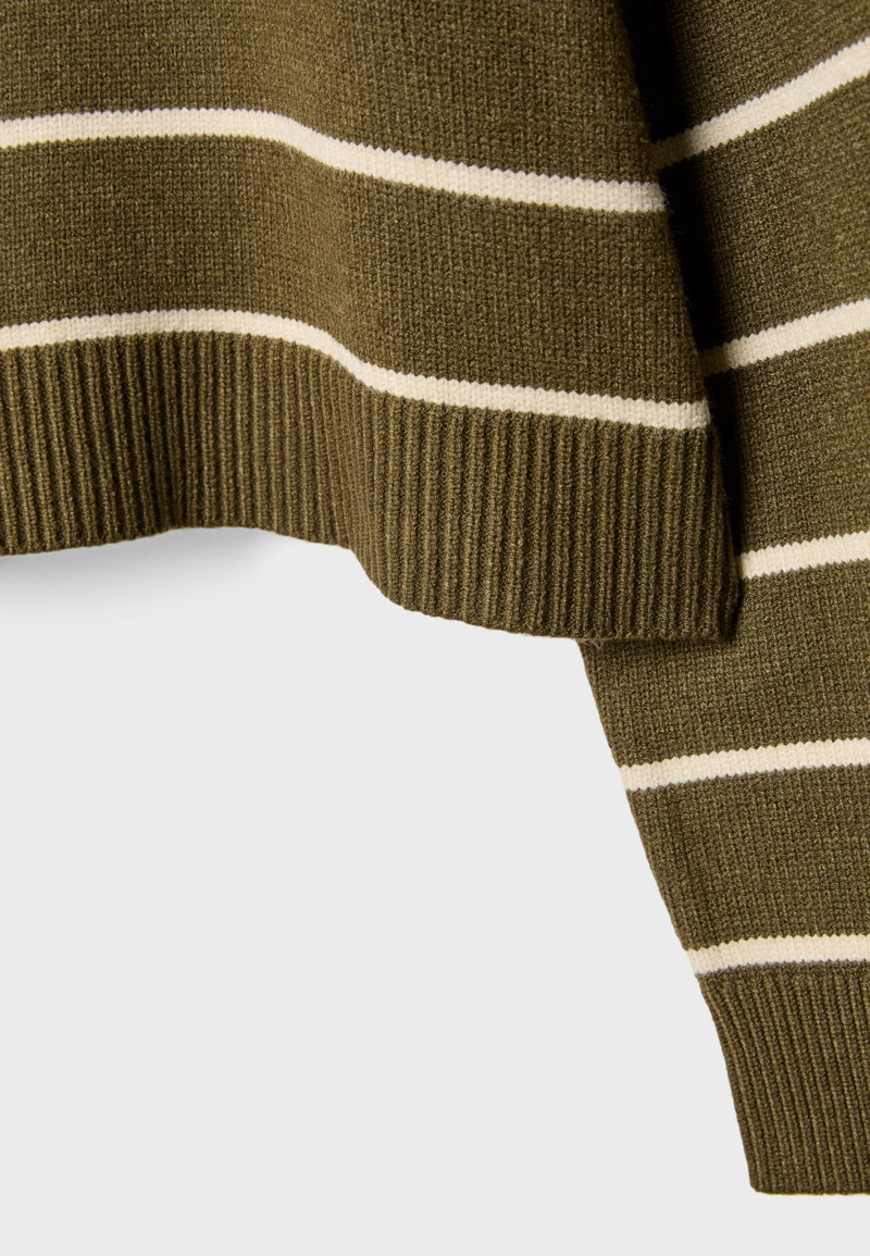 Укороченный полосатый трикотажный свитер