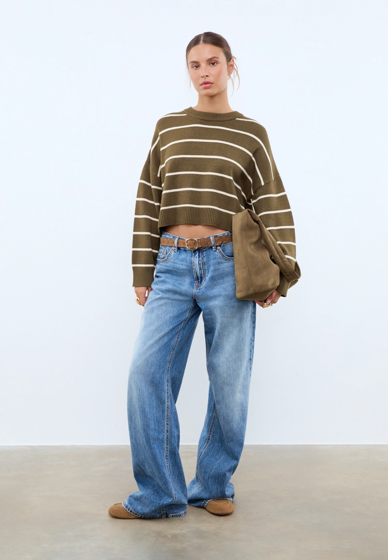 Укороченный полосатый трикотажный свитер