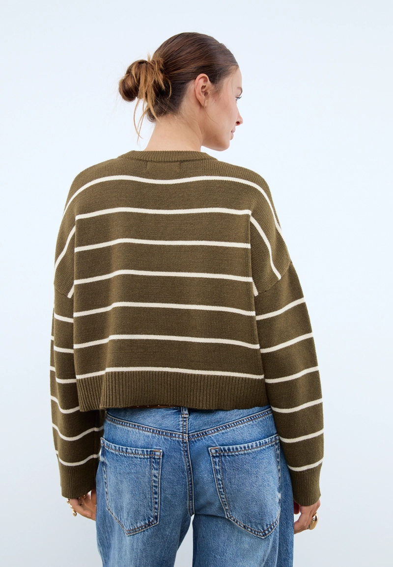 Укороченный полосатый трикотажный свитер