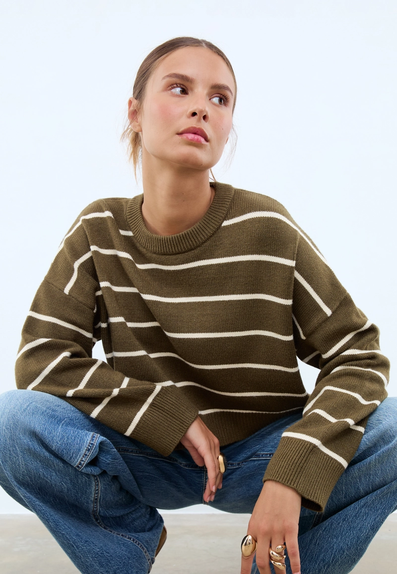 Укороченный полосатый трикотажный свитер