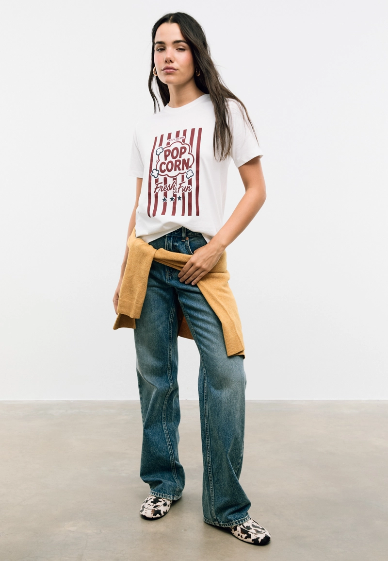 Футболка с попкорном и блестящая отделка