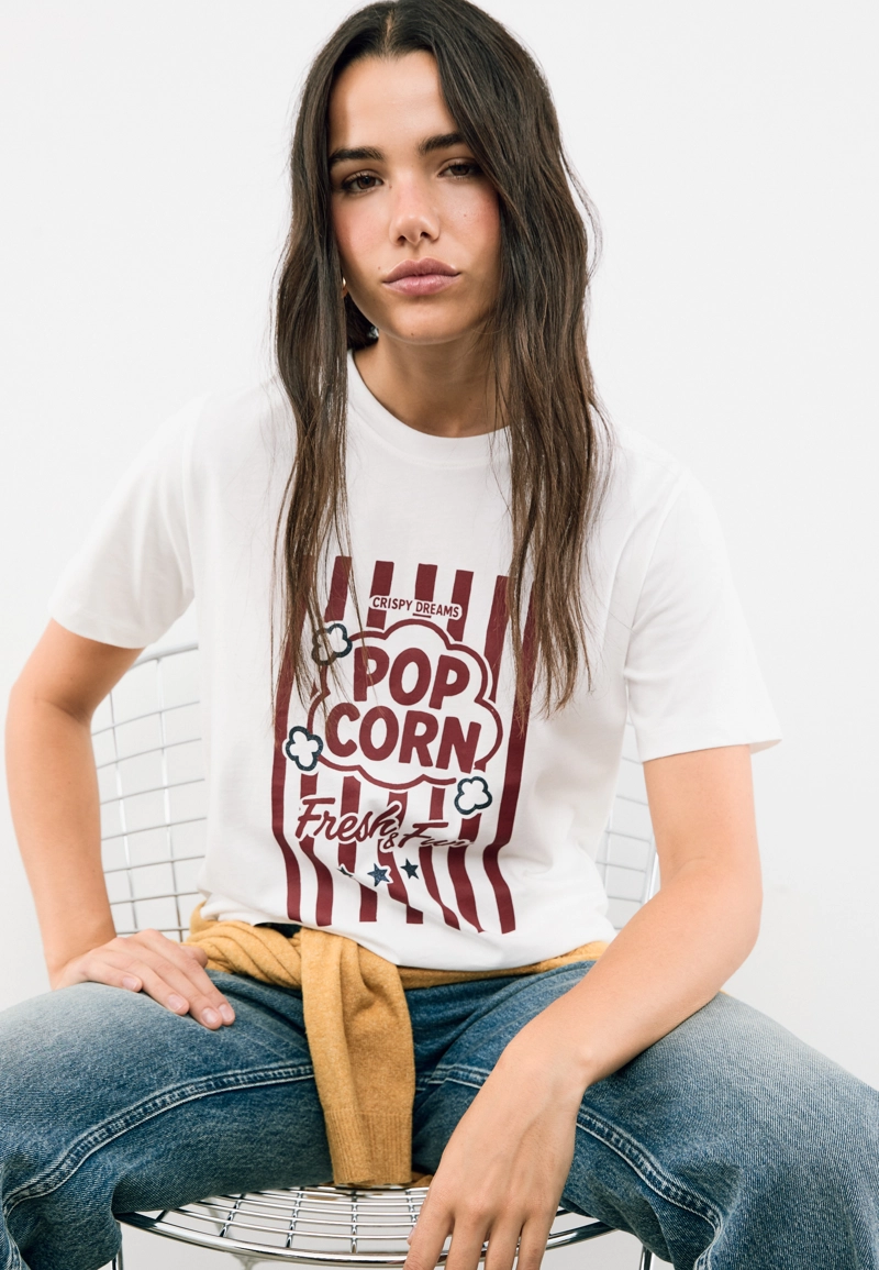 Футболка с попкорном и блестящая отделка