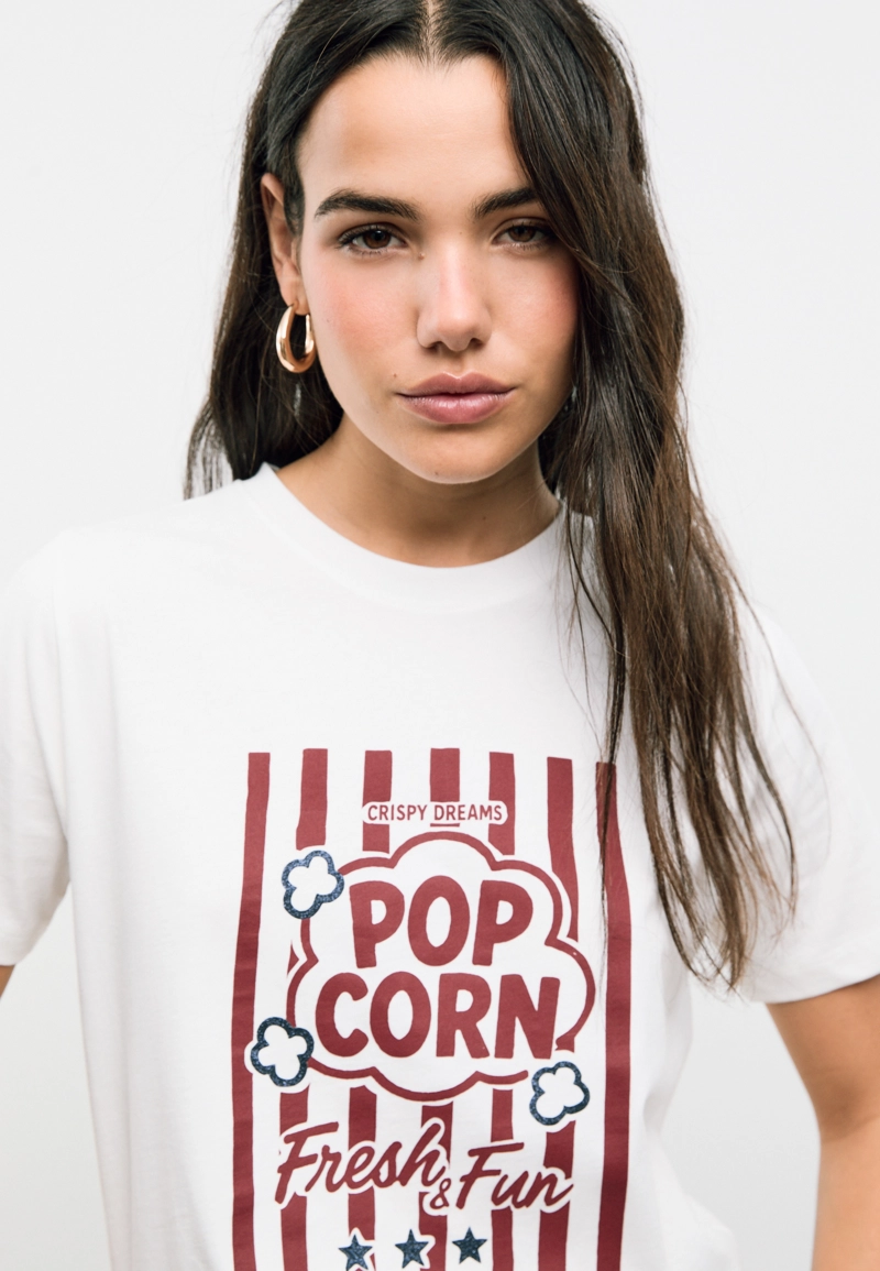 Футболка с попкорном и блестящая отделка