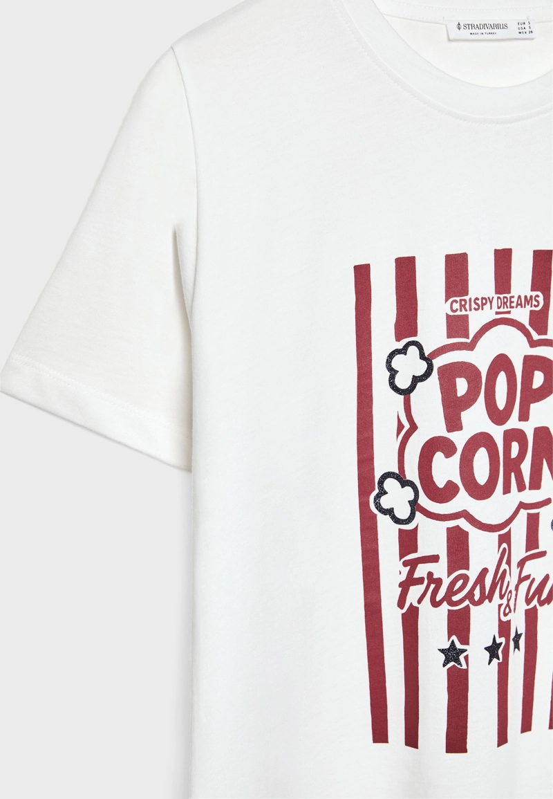 Футболка с попкорном и блестящая отделка