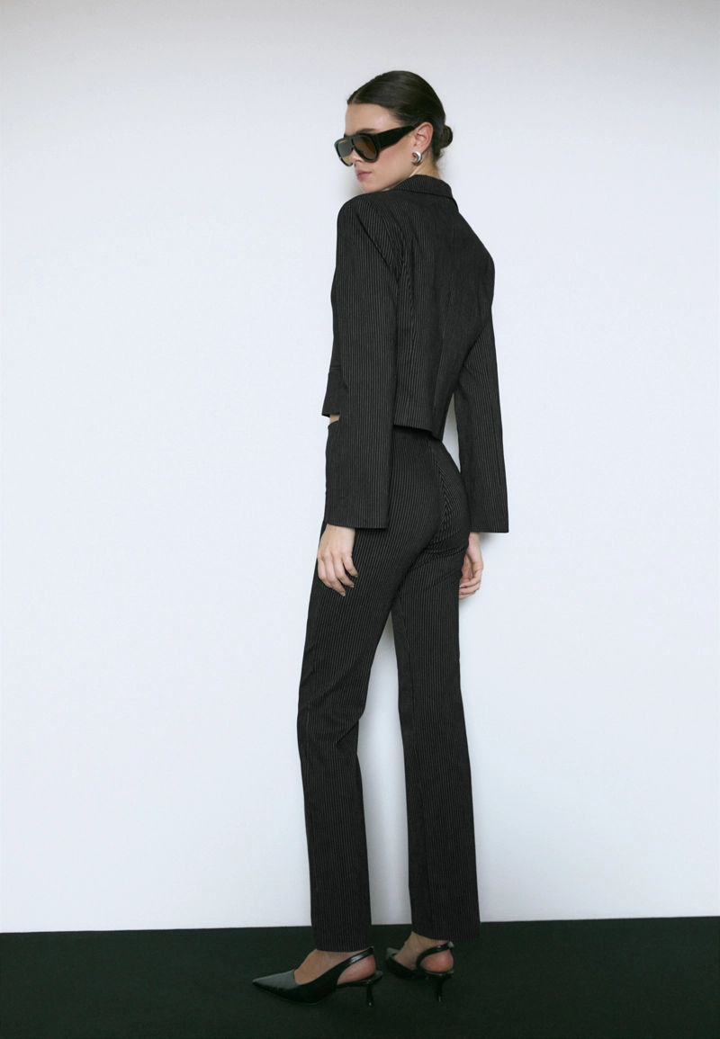 Зауженные брюки в полоску