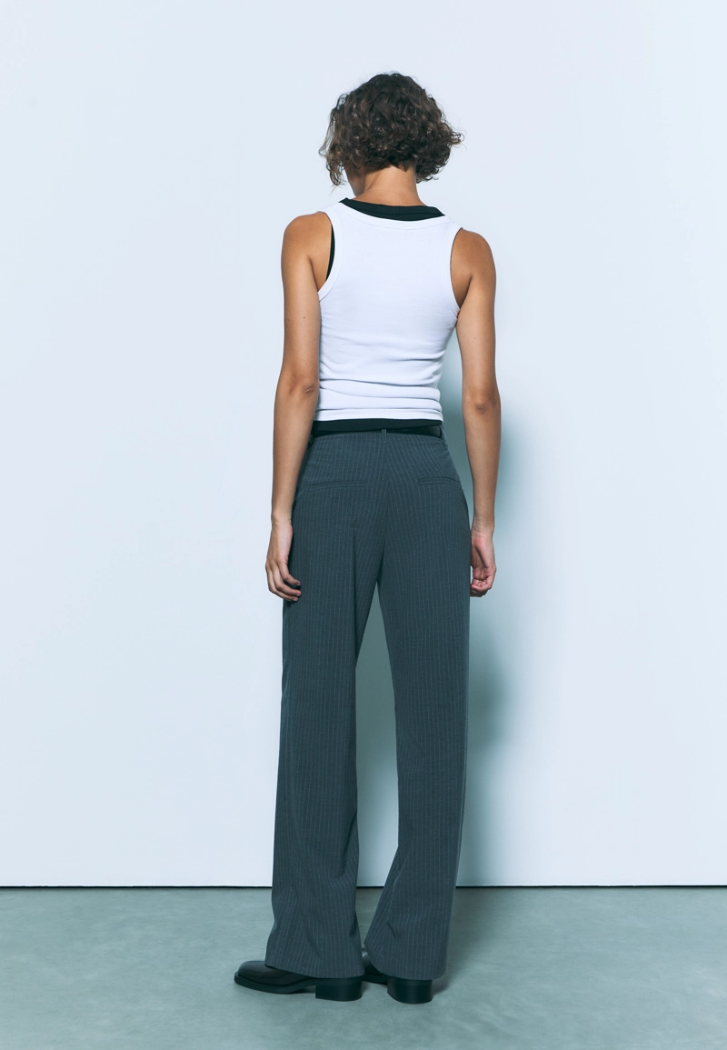 Прямые струящиеся брюки с поясом