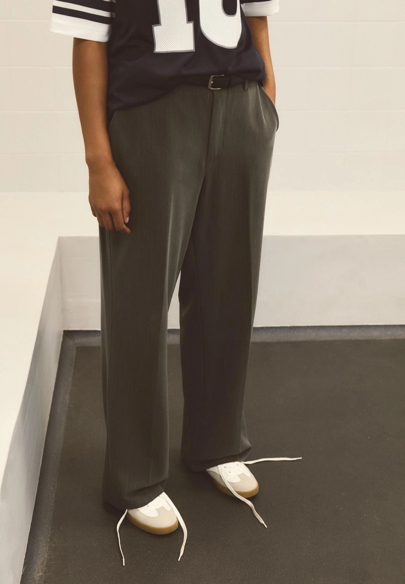 Прямые струящиеся брюки с поясом