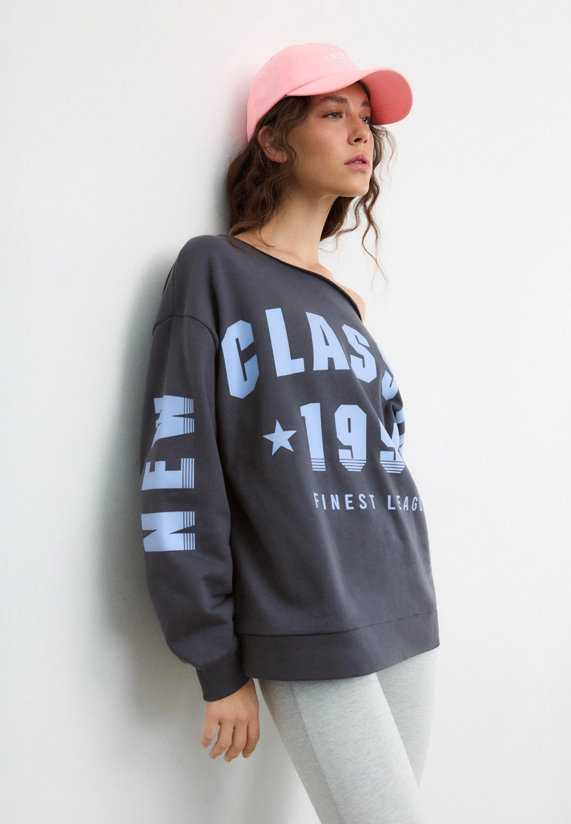 Толстовка с вырезом-лодочкой и принтом