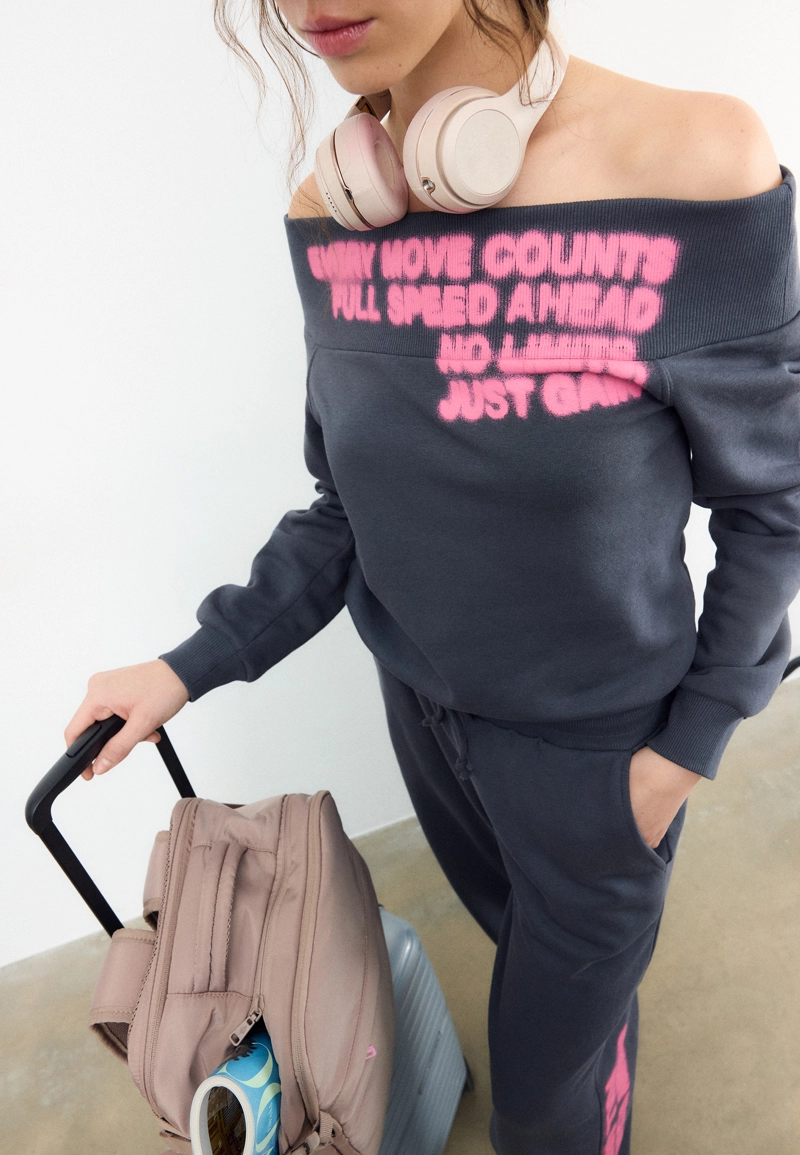 Толстовка с вырезом-лодочкой и принтом