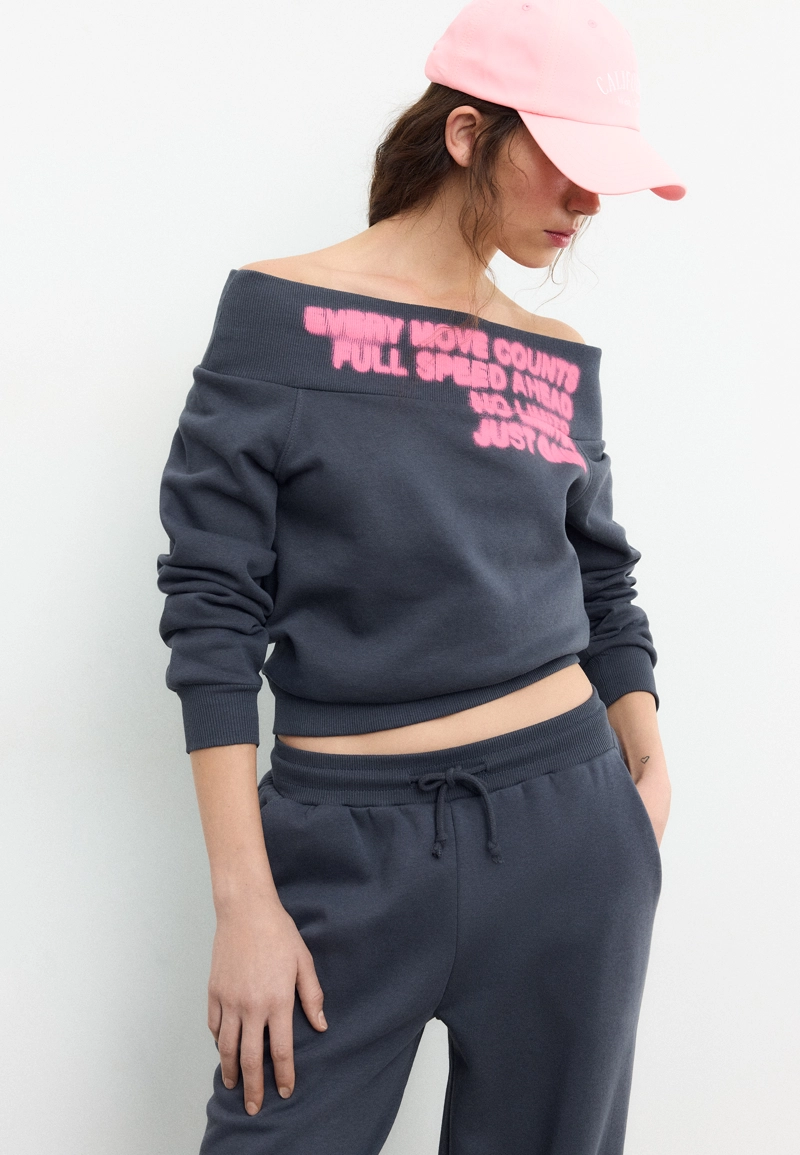 Толстовка с вырезом-лодочкой и принтом