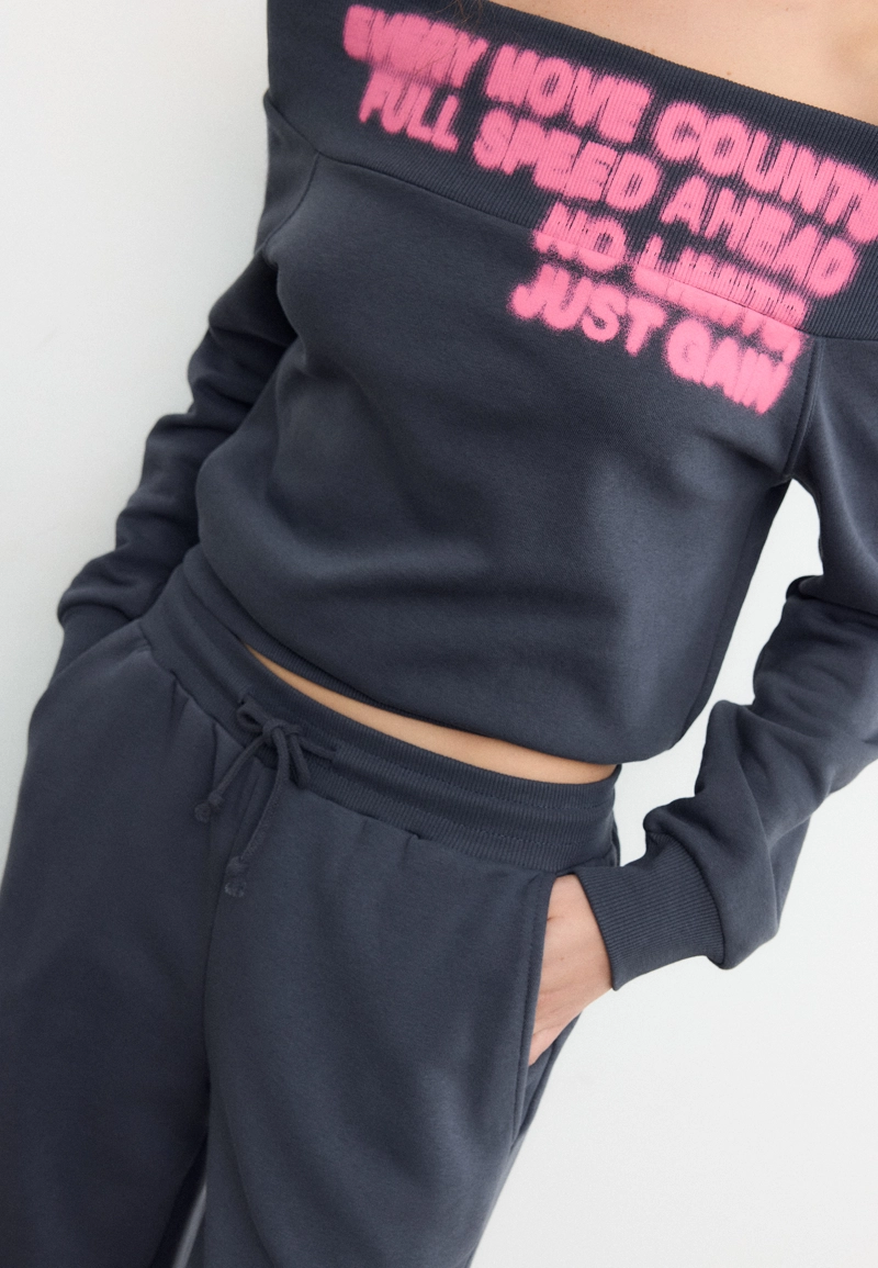 Широкие брюки-джоггеры с принтом