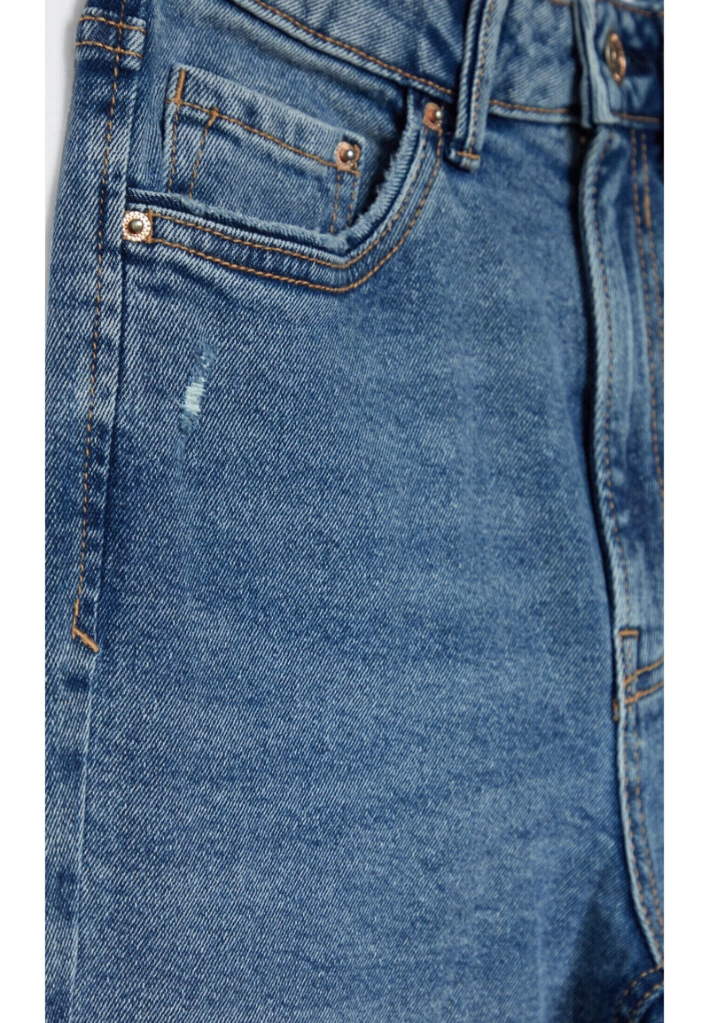 D10 Джинсы mom зауженного кроя