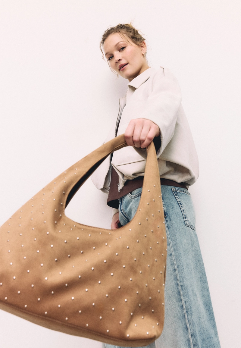 Мягкая сумка на плечо с блестящей отделкой