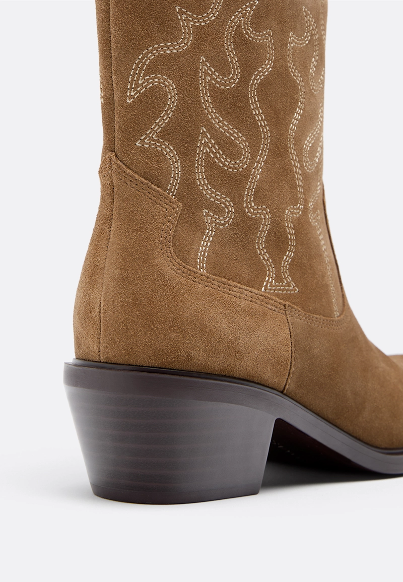 Кожаные ботильоны-казаки на каблуке