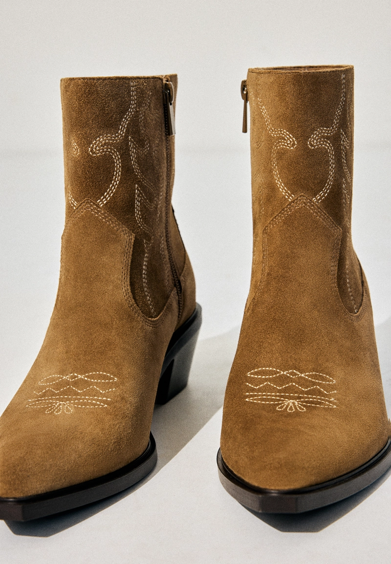 Кожаные ботильоны-казаки на каблуке